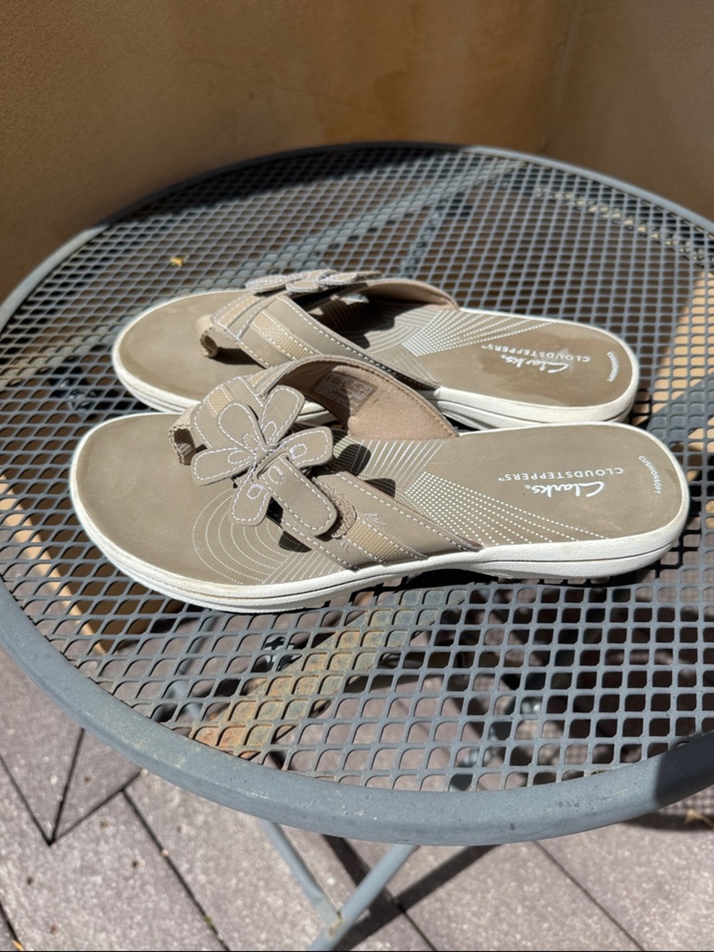 Clarks Cloudstepper Women's Taupe/Beige Flip Flop Sandals - Size 8 - Picture 3 of 9